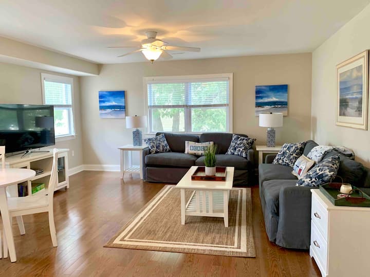 Chumba cha Bonasi cha ghorofa ya 1/chumba cha kulala cha 7
Nzuri kwa kutazama sinema/hafla za michezo!
Kitanda cha malkia kinachovutwa nje