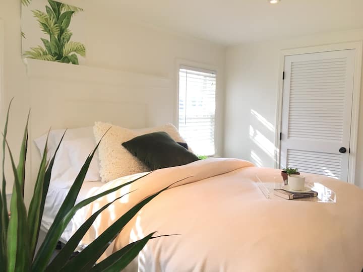 2nd bedroom with Queen Bed and Double his & hers closets 