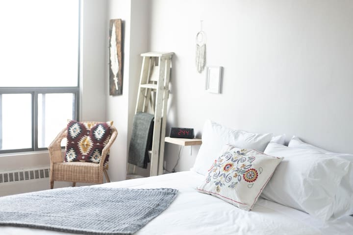 Hip Cozy Queen West Apartment Flats For Rent In Toronto