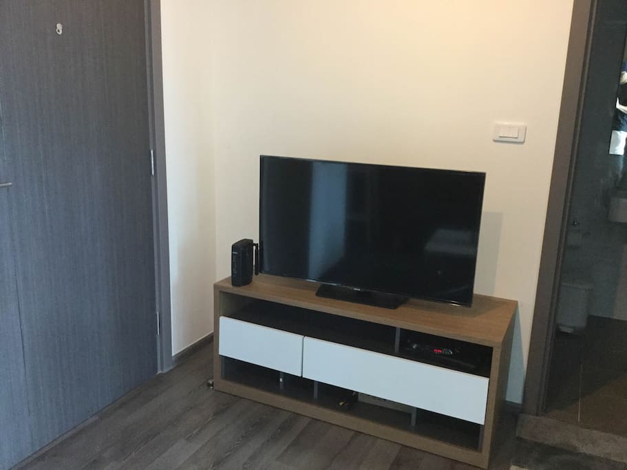 TV set with Wifi and cable