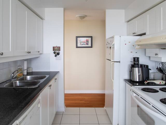 Stunning 2 Bedroom Condo near Shops and Subway gallery image 3