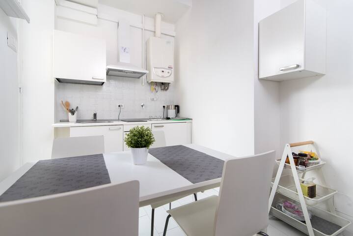 Coliseum white flat gallery image 5