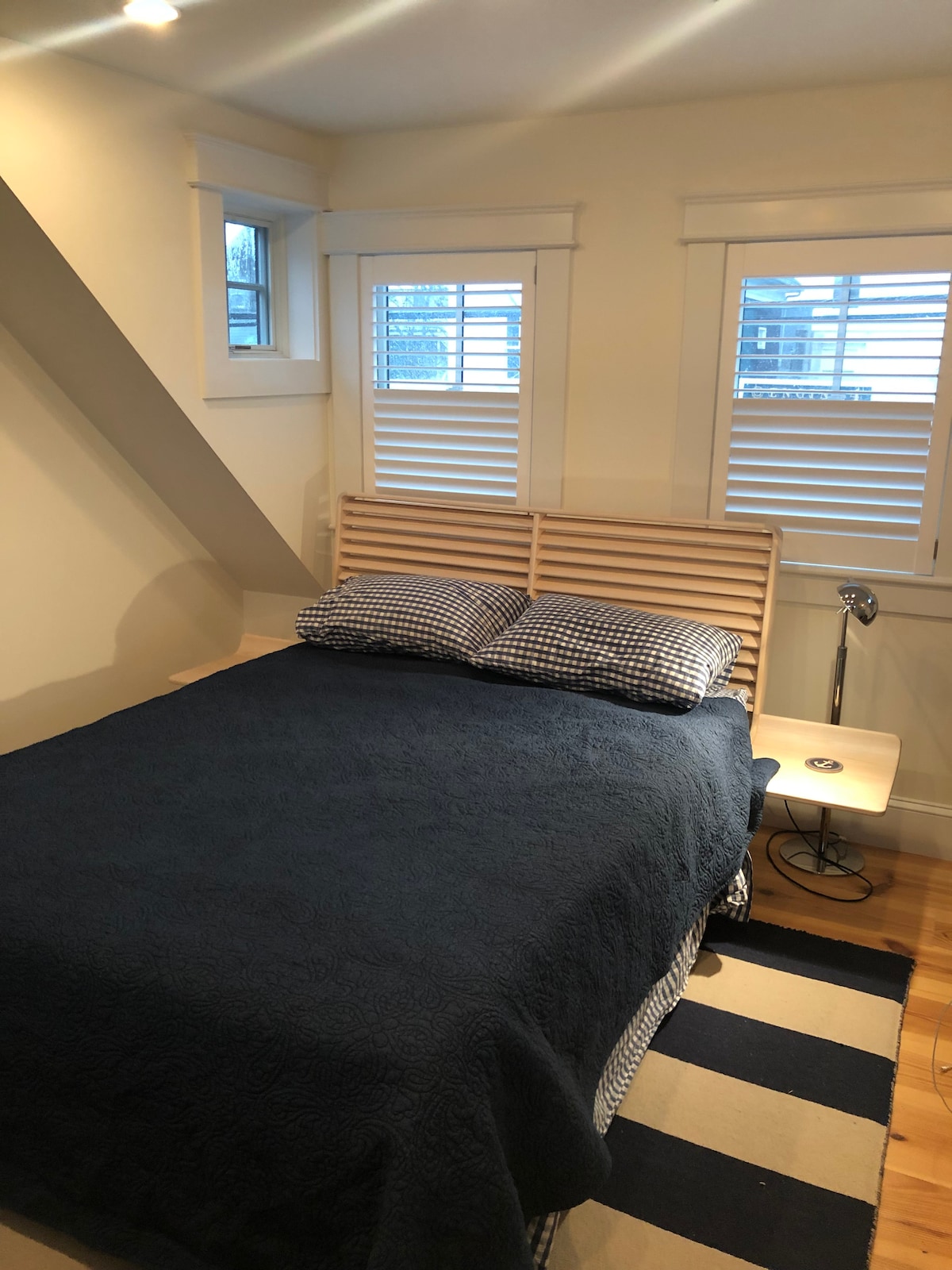 מיטת קווין סייז בחדר השינה הראשי