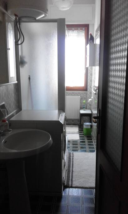 Il bagno con doccia e lavatrice