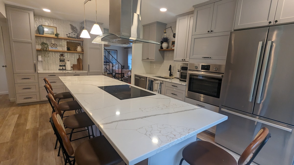 Fully stocked kitchen w/ breakfast bar for 6