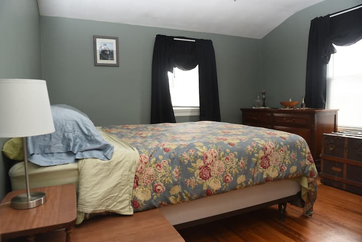 Cortinas opacas dobles para dormir tranquilamente.  Cama tamaño queen.
