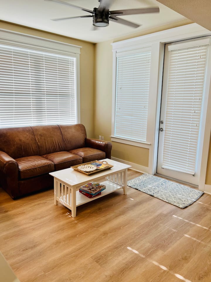 皮革沙发是一张折叠式沙发。