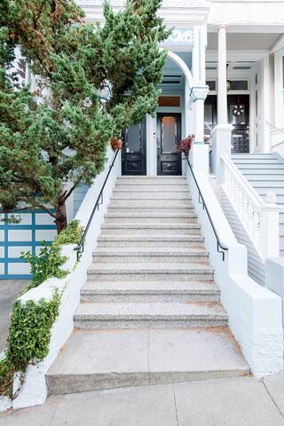 Classic Architecture with Modern Design in City Center gallery image 4