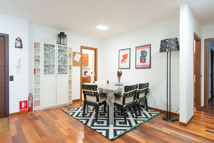 Modern home 5 bedrooms 4 bathrooms 16/18 guests