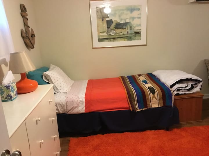 Niža razina. Garsonjera s kuhinjom. Jedan blizanac, kauč  i futon. 