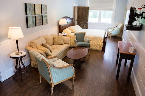 The Red Cabin at Luna's Trail