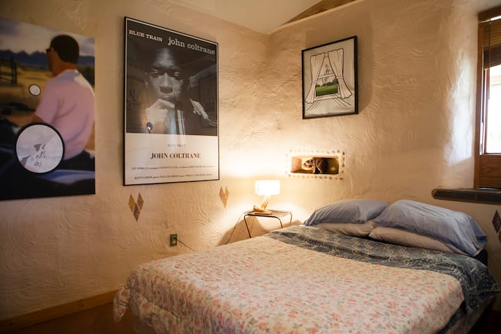 Dhoma e dytë e gjumit e cila gjithashtu ka një krevat dopio "queen"