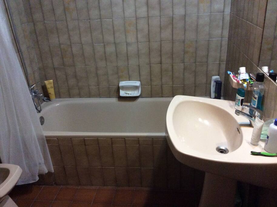 One view of the bathroom.