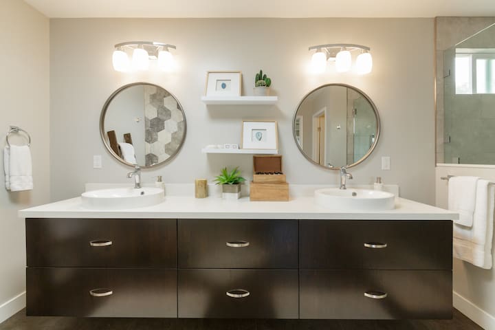 Seven Bedrooms in La Jolla Village gallery image 2