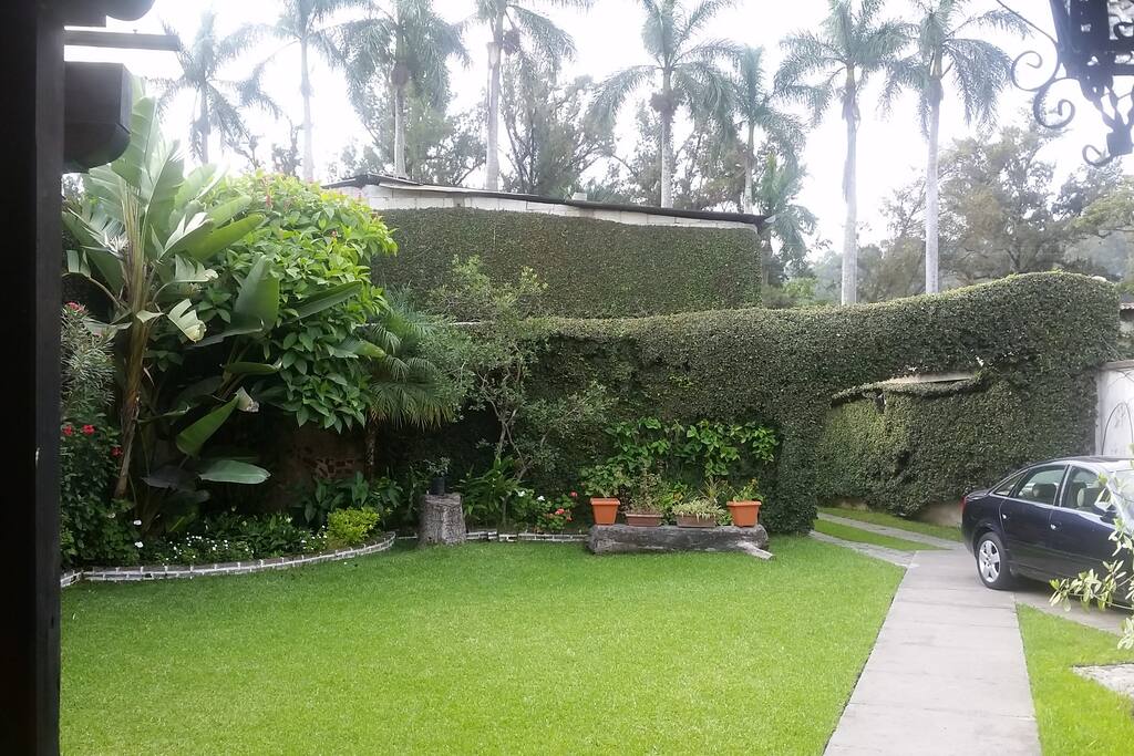 Garage y entrada principal al jardín.