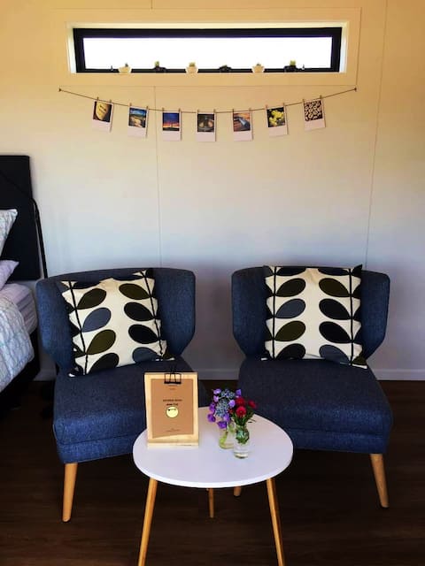Top Airbnb: Romantic Vineyard getaway, hot tub & awesome views in Hurunui District