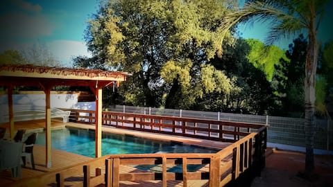 House with pool, hut atmosphere in Provence