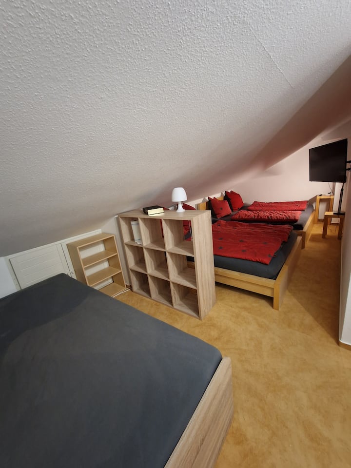 חדר שינה 5
3 מיטות:
1.80x2.0m
1.40x2.0m
0.90x2.0m
+ שולחן עבודה קטן 