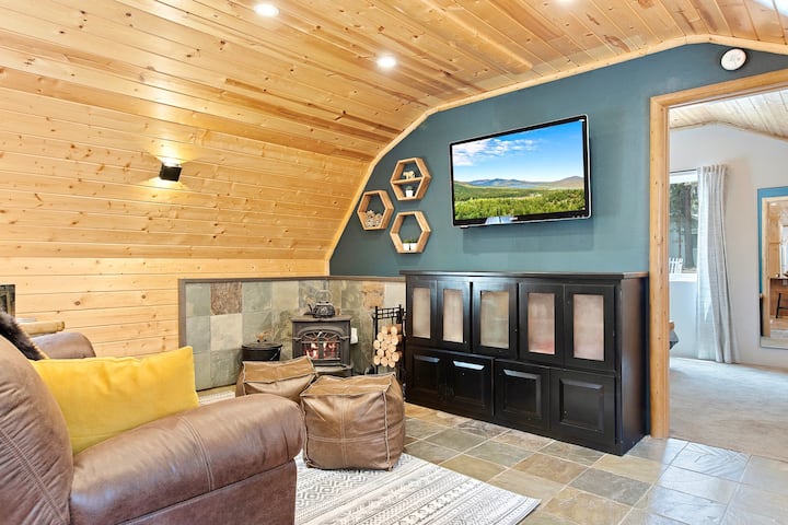 Smart TV with all your favorite streaming services, adorably cute wood-burning stove, comfy couch... it's the perfect getaway!
