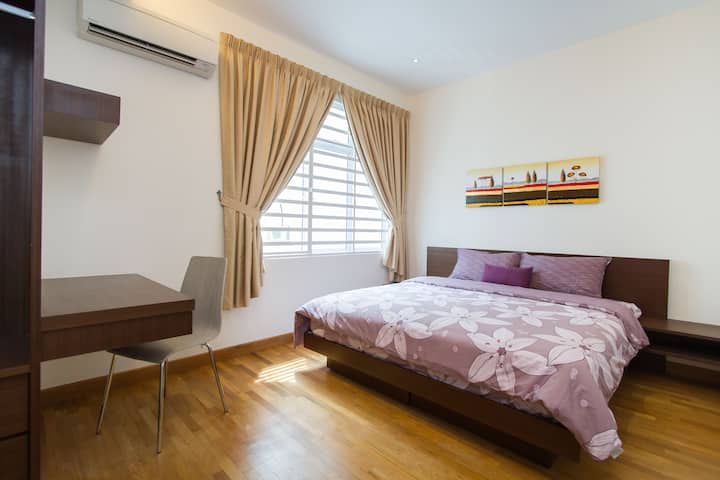 2号卧室（二楼）配有一张2米宽双人床。 