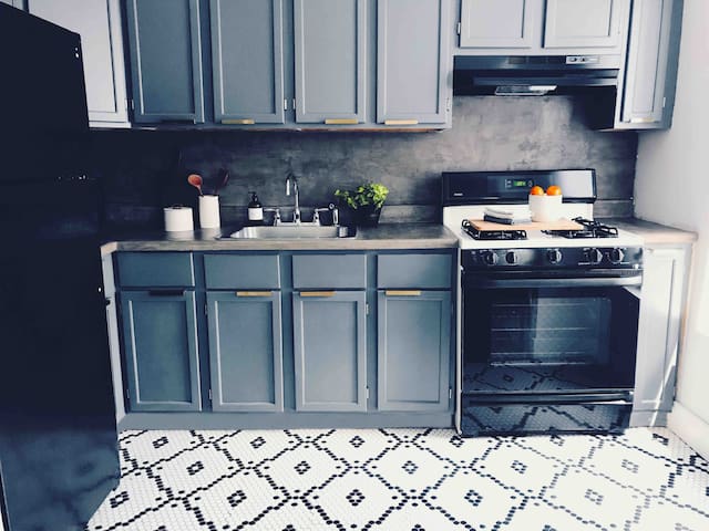 Chic Brooklyn Townhome Apt Quick Train to the City