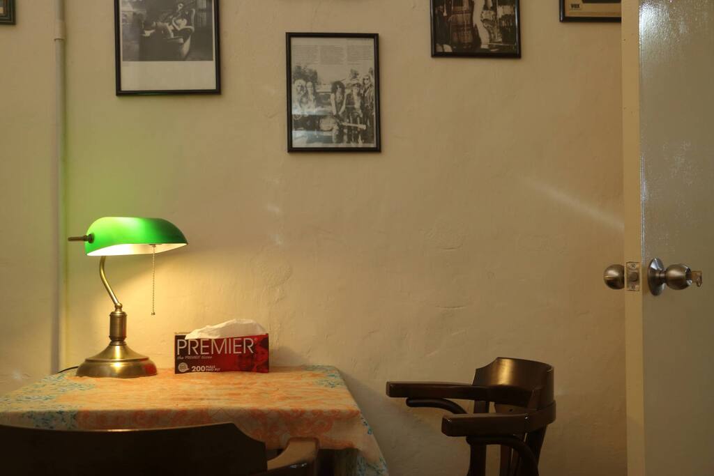 Working desk in the room 房间里的桌子