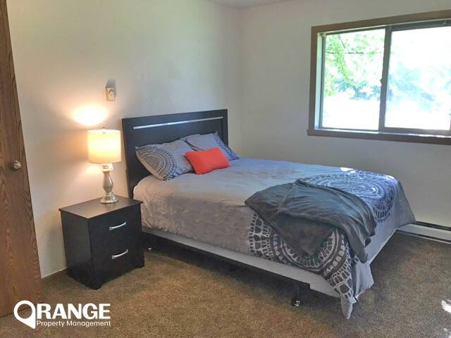 Hazen-Short-Term Cozy Rental Apartment 2BA/1BA