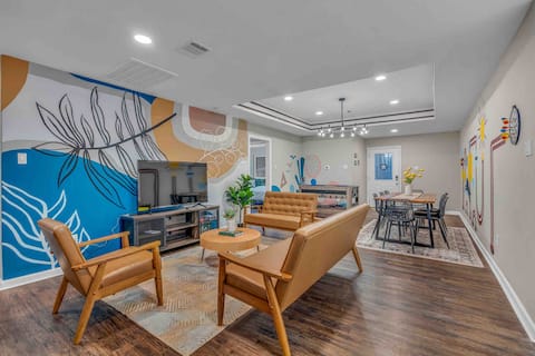 Top Airbnb: Relaxing Urban Retreat*4BRs*7 beds*2TVs*Pool*Hobby in South Belt / Ellington