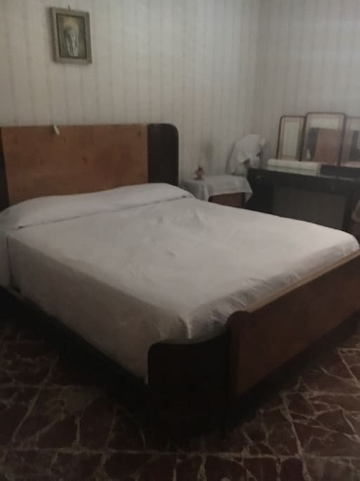 Camera con letto matrimoniale