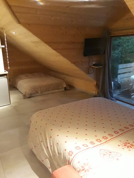 1 grand lit +sommier tout neuf ( acheté le 18/08/2018)