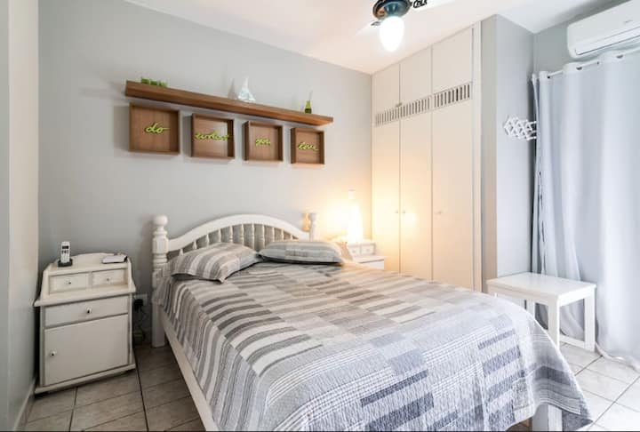 dormitorio 1- suite (cama doble estándar/colchón individual extra/ aire acondicionado /cortina opaca)