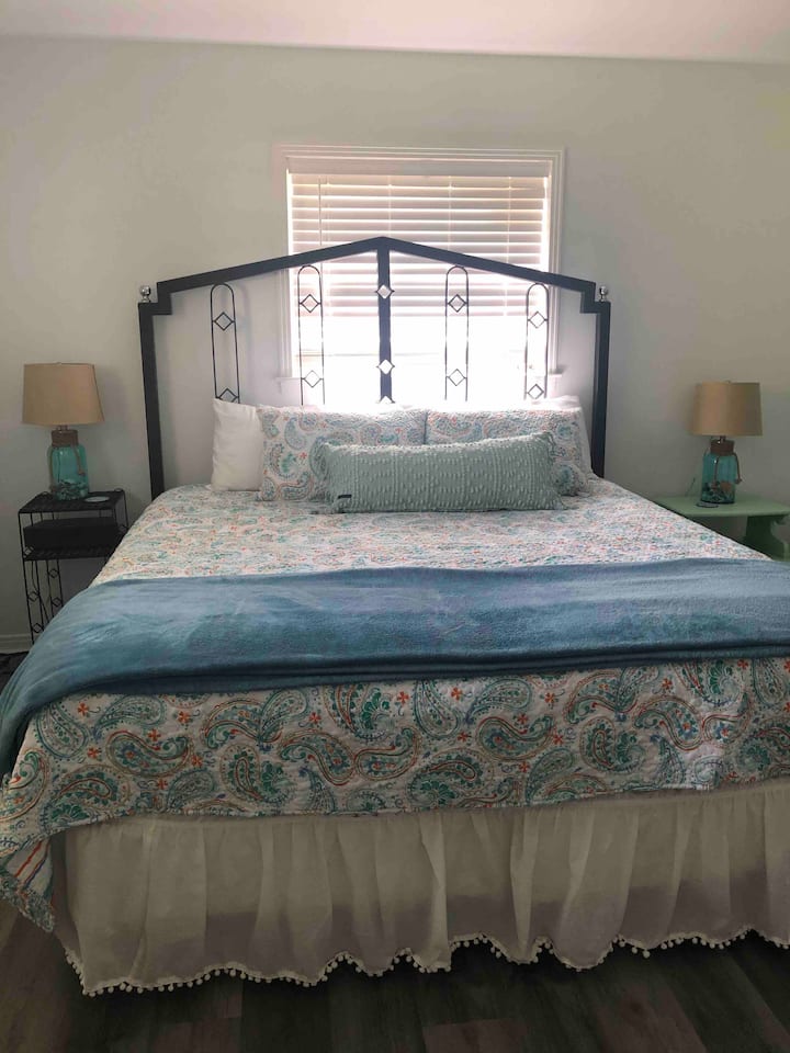 Dormitorio principal: cama tamaño king... Muy cómodo
