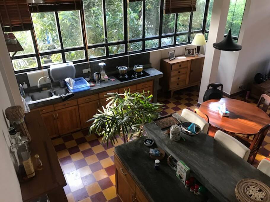 Un salon-cuisine spacieux et lumineux / A bright and spacious kitchen - living room