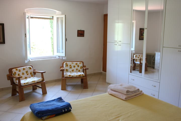 camera matrimoniale al primo piano con bagno dotato di WC e lavandino