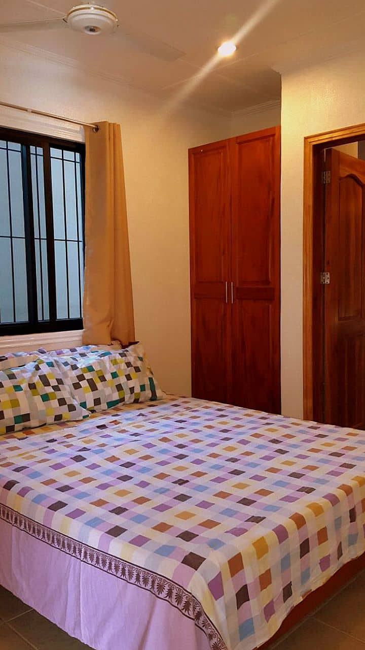 חדר שינה 1 מיטת קווין סייז עם מזגן