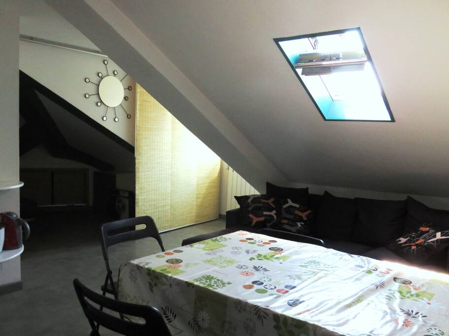 Ingresso living, abbaino e angolo letto addizionale con separè.
Living room and dormer window with separè for additional bed corner.