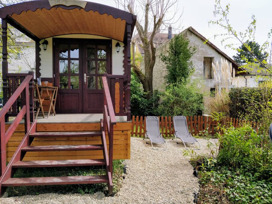 L'entrée de la roulotte, sa terrasse ensoleillée