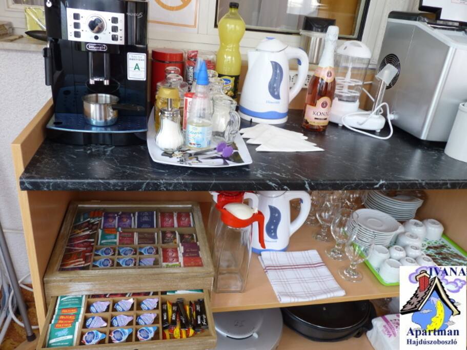 KÁVÉ-TEA-PULT
Coffee tea desk