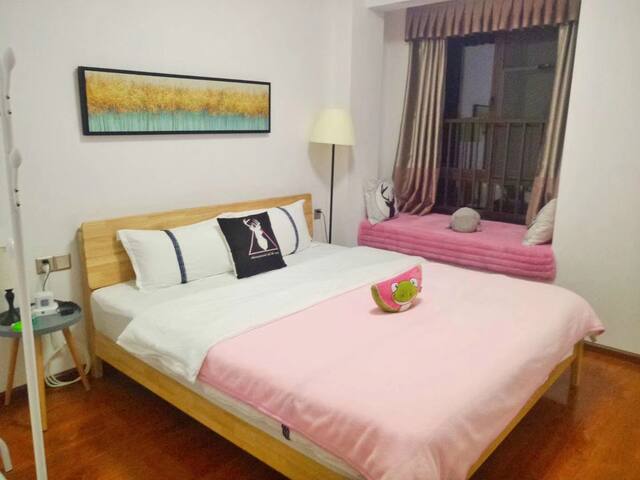 近万达 近高速口 近东站 一线江景 超大影院 三卧室全部乳胶床垫 品牌全棉床品 地下车库封顶十元 Apartments For Rent