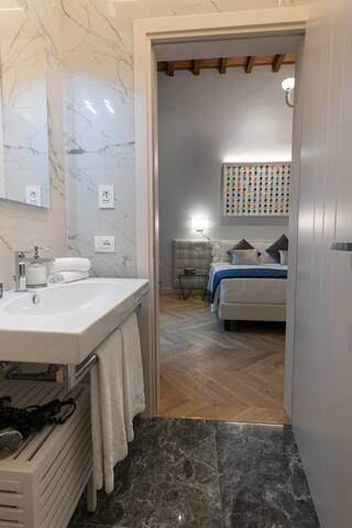 Florence Art Apts – Reale -Deluxe two bedroom apt gallery image 2