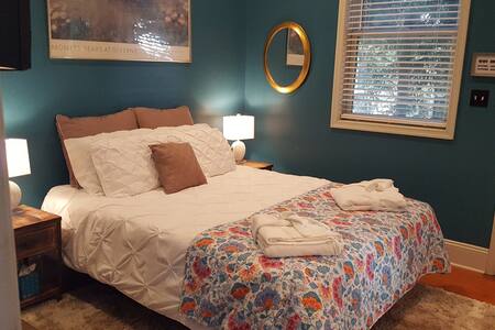 Down Town Room "The Alexandros"