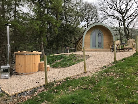 Rainbow Pod 4 luxury glamping with hot tub (extra)
