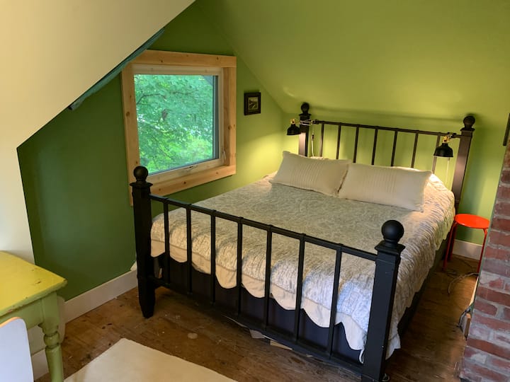 มีวิวสวยๆของยอดไม้ดาดฟ้าและรางรถไฟจากห้องนี้