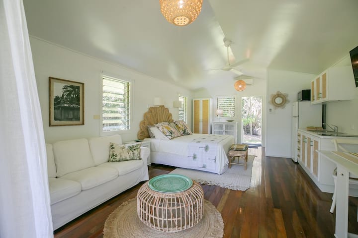 Sehemu ya ndani yenye nafasi kubwa na maridadi hutoa uchangamfu kutoka kwa jasura zako za nje. Kaa ndani kwa muda na ufurahie kiyoyozi, runinga ya skrini bapa au utumie sehemu ya kazi ya ukarimu.