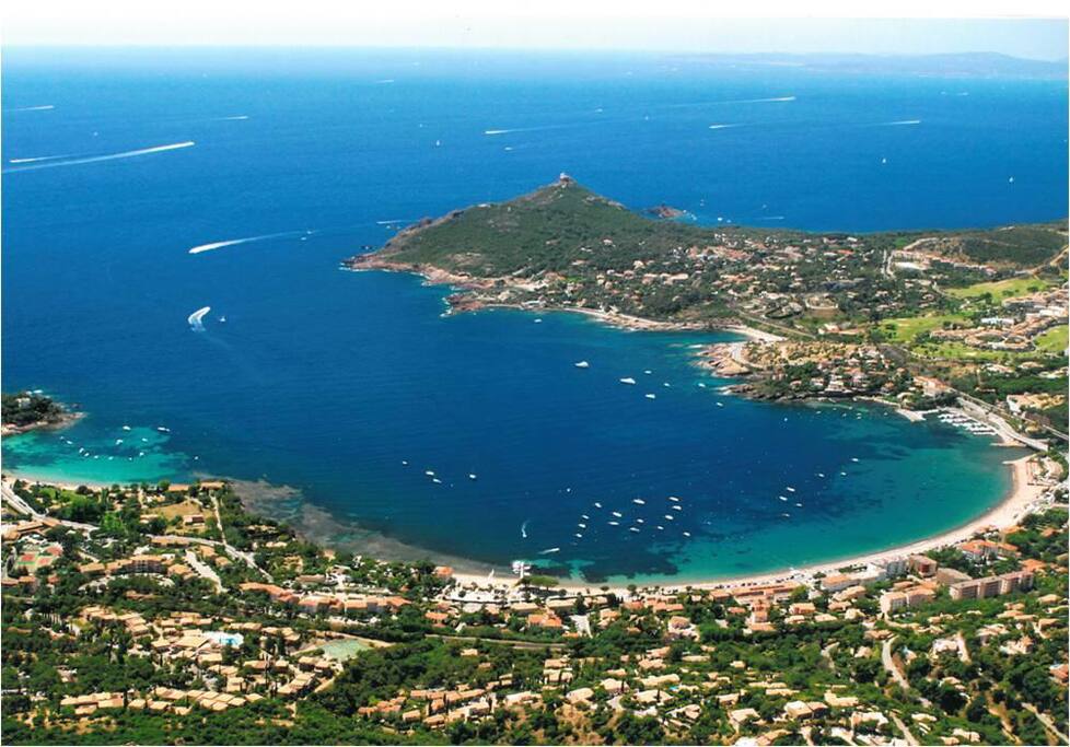 Historic Bay of Agay, in the shelter of the Massif Esterel, beloved as a safe haven by ancient Greek and Roman mariners, and as a Riviera jewel by sunbathers, sailors and celebrities!