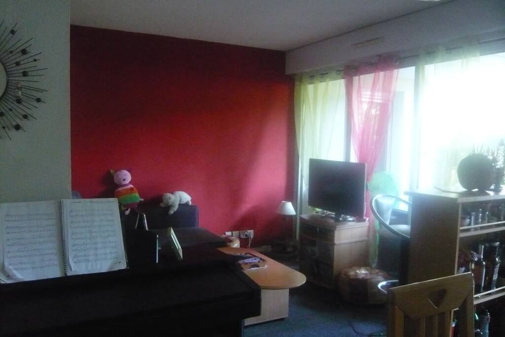 Salon avec canapé donnant sur la terrasse