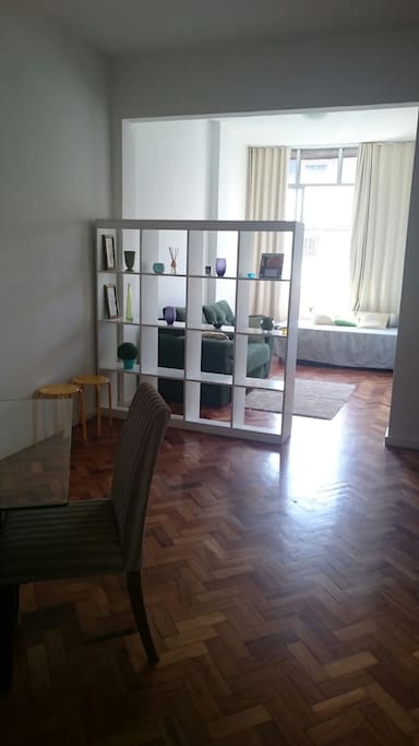 Sala com dois colchões de solteiro é um sofá cama.