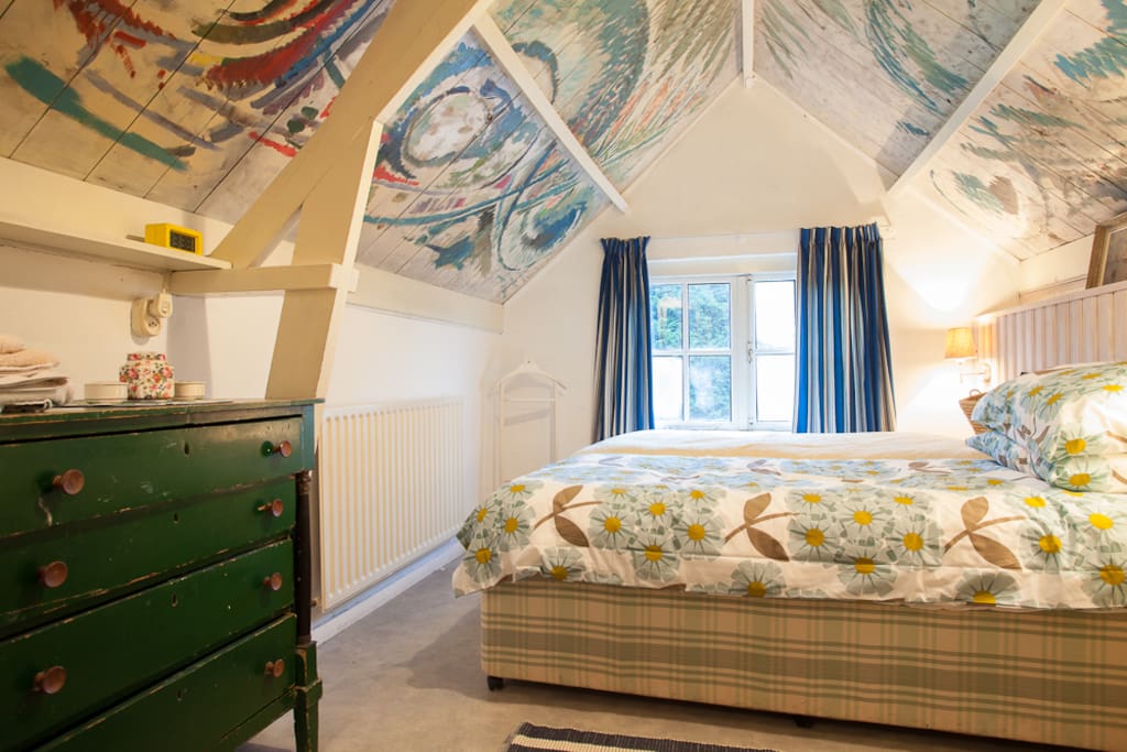 Main bedroom with 'Chagall' style painted ceiling NL: Grote slaapkamer met 'Chagall' stijl beschilderd plafond DE:Haupt-Schlafzimmer mit Stil bemalte Decke "Chagall"