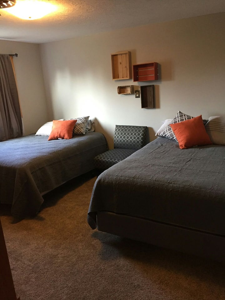 En la planta baja dormitorio con una cama queen y una cama completa (sótano con luz natural), la sala de estar de la planta baja se abre a un patio y patio.