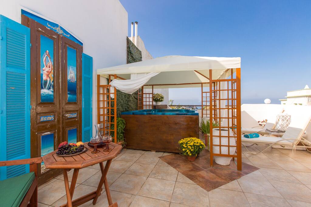 Fantastic shaded jacuzzi on the terrace!